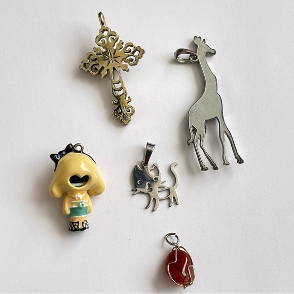 Lot of five pendants necklaces giraffe cat doll cross stone - Picture 7 of 8